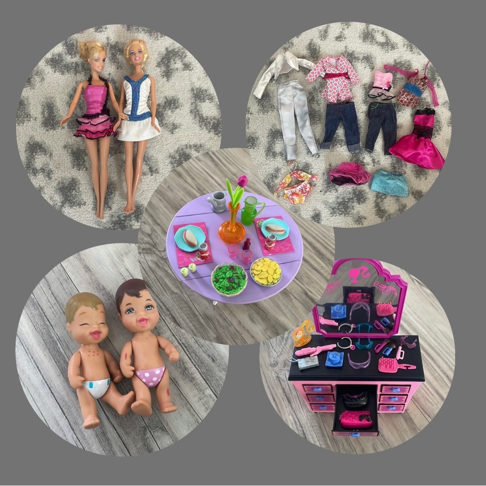 🩷BARBIES WITH VANITY AND KITCHEN🩷